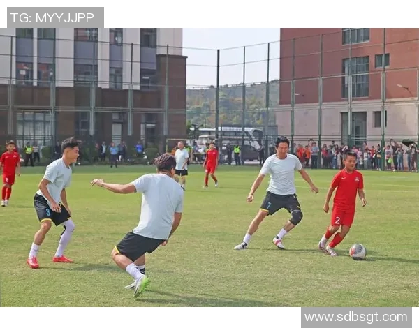 足球场上的舞者:细腻描绘明星球员的每一个精彩瞬间与动作魅力 足球场上的舞者:细腻描绘明星球员的每一个精彩瞬间与动作魅力